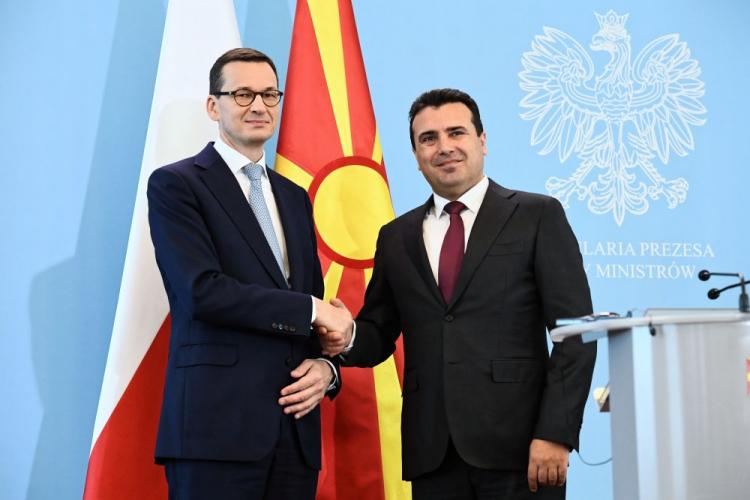 Premier RP Mateusz Morawiecki (L) i premier Macedonii Zoran Zaew (P) po wspólnej konferencji prasowej. Fot. PAP/J. Turczyk