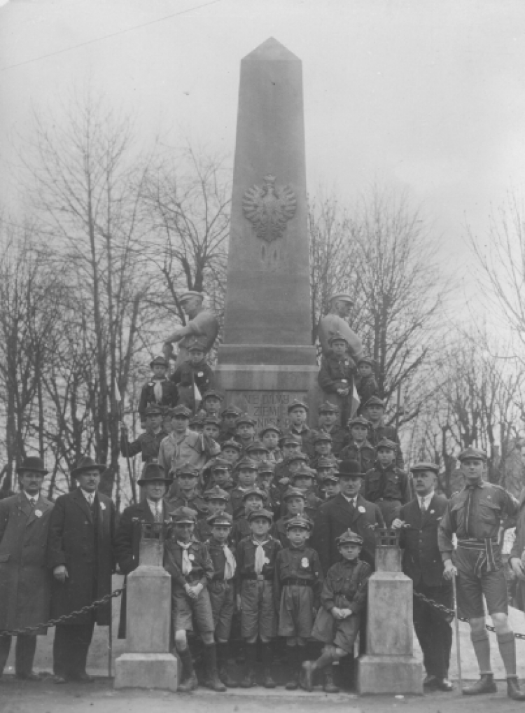 Fotografia grupowa harcerzy pod Pomnikiem Wolności w Czechowicach-Dziedzicach. Źródło: NAC