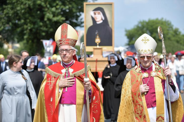 Metropolita katowicki biskup Wiktor Skworc (L) na czele procesji z relikwiami św. Faustyny w drodze z pl. Piłsudskiego do Świątyni Opatrzności Bożej w warszawskim Wilanowie, 3 bm. Fot. PAP/M. Obara