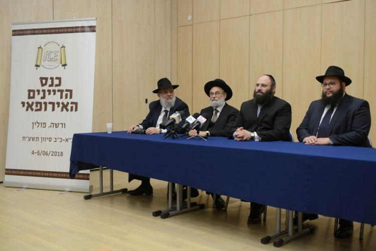  (P-L) Rabin Szalom Ber Stambler, rabin Menachem Margolin, rabin Binyomin Jacobs i rabin Ari Goldberg podczas konferencji Rady Rabinów z Rabbinical Center of Europe. Fot.  PAP/J. Kamiński