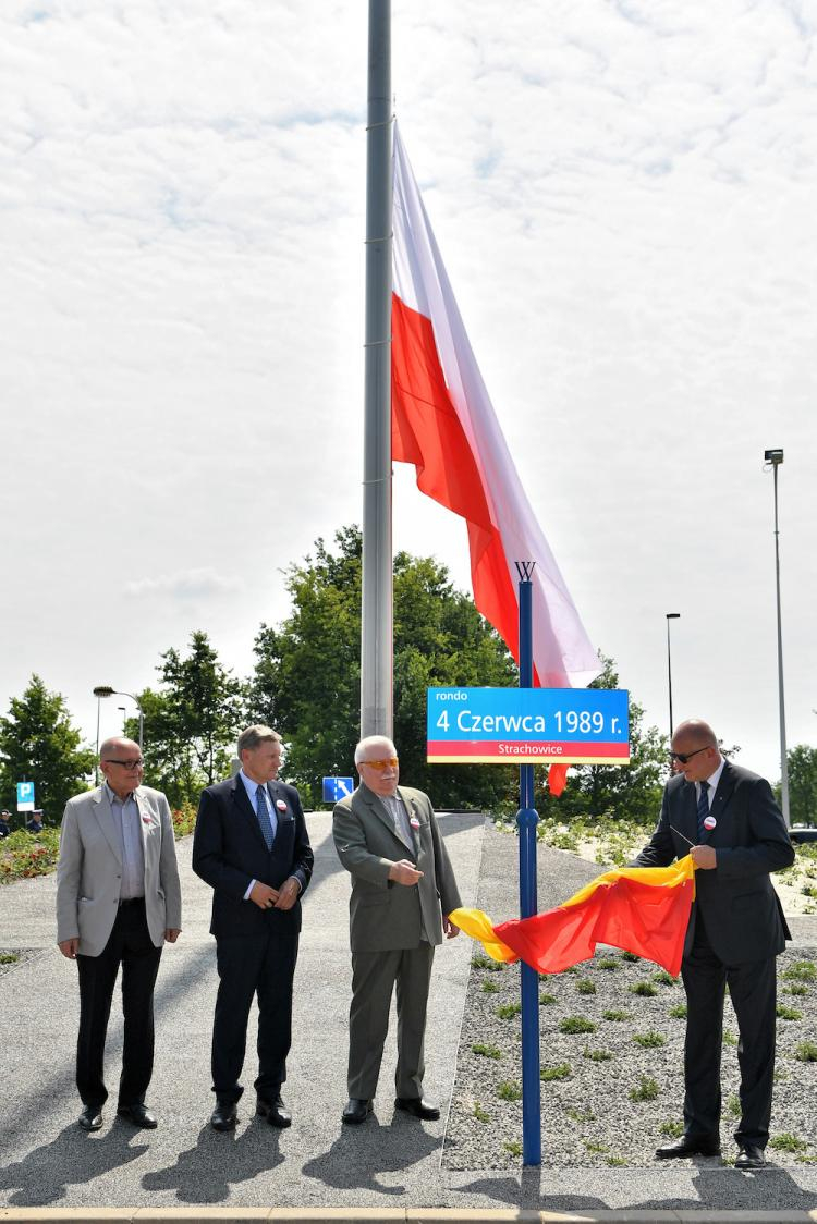 Były prezydent Lech Wałęsa (3L), były wicepremier i minister finansów Leszek Balcerowicz (2L), dyrektor Zakładu Narodowego im. Ossolińskich dr Adolf Juzwenko (L) oraz prezydent Wrocławia Rafał Dutkiewicz (P) podczas uroczystości nadania nazwy Rondo 4 Czerwca 1989 r. we Wrocławiu. Fot. PAP/M. Kulczyński