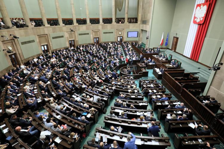 Posłowie na sali obrad Sejmu, 14 bm. Fot. PAP/P. Supernak