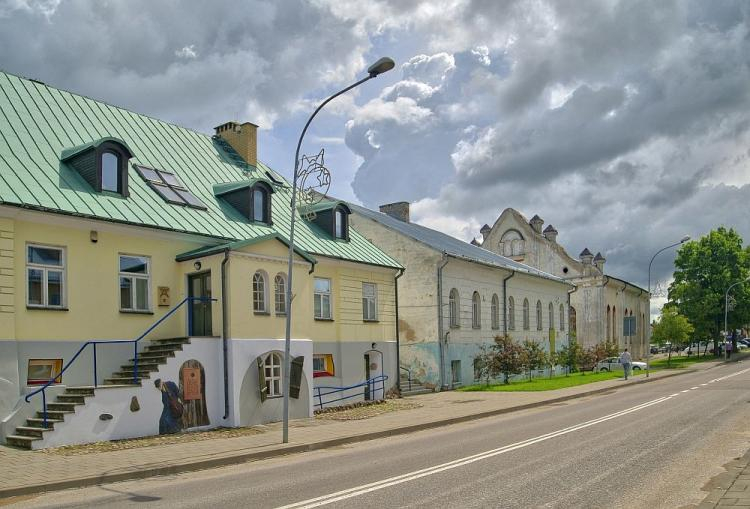 Sejny: dawne gimnazjum hebrajskie - siedziba Ośrodka „Pogranicze Sztuk, Kultur, Narodów”, dawna szkoła talmudyczna (jesziwa) oraz Biała Synagoga. 2017 r. Fot. PAP/J. Ochoński