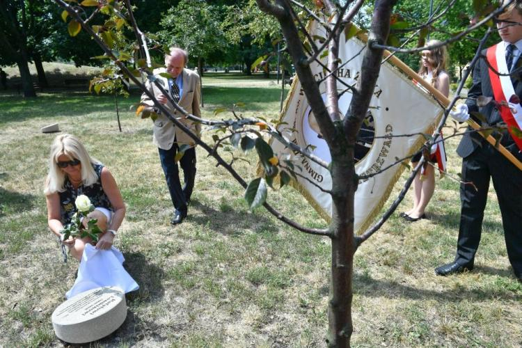 Dr Alicja Bartuś i dziennikarz Jerzy Kisielewski podczas uroczystości odsłonięcia symbolicznego kamienia z inskrypcją przy drzewku upamiętniającym Rafała Lemkina w Ogrodzie Sprawiedliwych na skwerze gen. Jana-Jura Gorzechowskiego na warszawskiej Woli. Fot. PAP/J. Turczyk