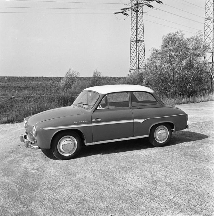 Samochód Syrena 102-S z jasnym dachem. Fot. PAP/CAF/M. Sokołowski