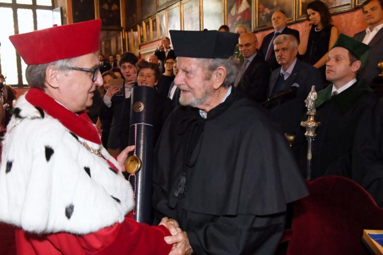 Rektor UJ Wojciech Nowak (L) i konsul honorowy Polski w Kalifornii Tad Taube (C) podczas uroczystości nadania mu tytułu doktora honoris causa Uniwersytetu Jagiellońskiego. Fot. PAP/J. Bednarczyk