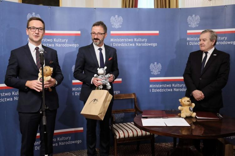 Wicepremier, minister kultury Piotr Gliński, wiceprezydent Łodzi Krzysztof Piątkowski i poseł Waldemar Buda podczas uroczystego podpisania umowy o współprowadzeniu Teatru Muzycznego w Łodzi przez Ministerstwo Kultury i Dziedzictwa Narodowego oraz miasto Łódź. Warszawa, 28.06.2018. Fot. PAP/P. Supernak