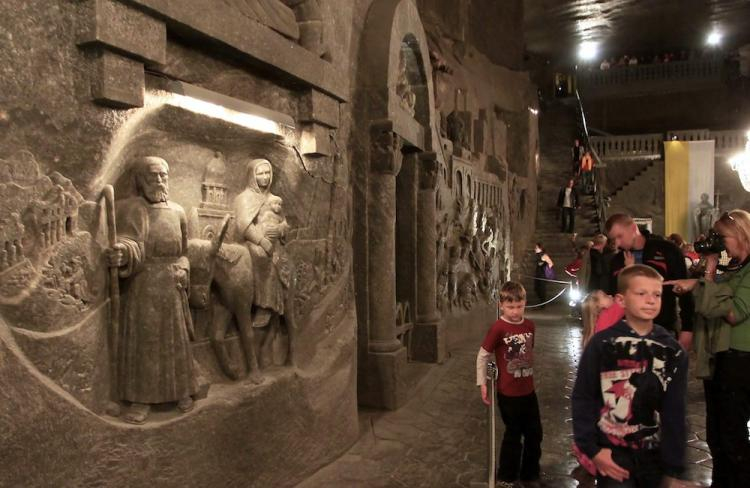 Turyści zwiedzają Kaplicę św. Kingi w zabytkowej części kopalni soli w Wieliczce (woj. małopolskie), 20 bm. Fot. PAP/L. Muszyński