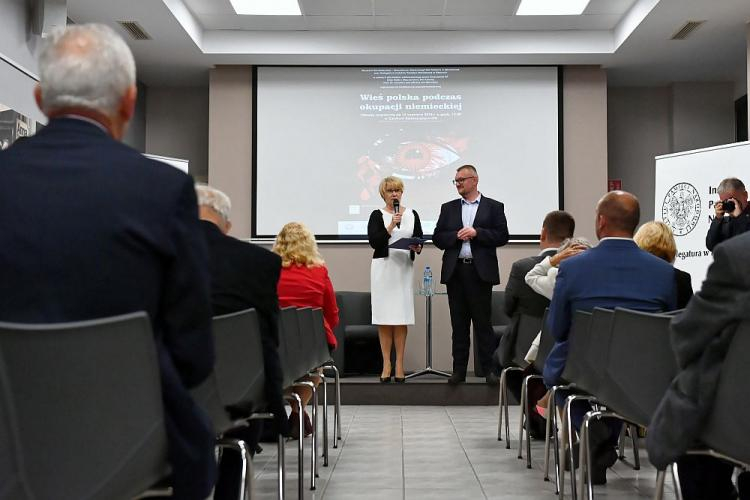 Dyrektor Muzeum Wsi Kieleckiej Mariusz Masny (P) i naczelnik Delegatury IPN w Kielcach dr Dorota Koczwańska-Kalita (L) podczas konferencji popularnonaukowej 'Wieś polska podczas okupacji niemieckiej' w Kielcach. Fot. PAP/P. Polak