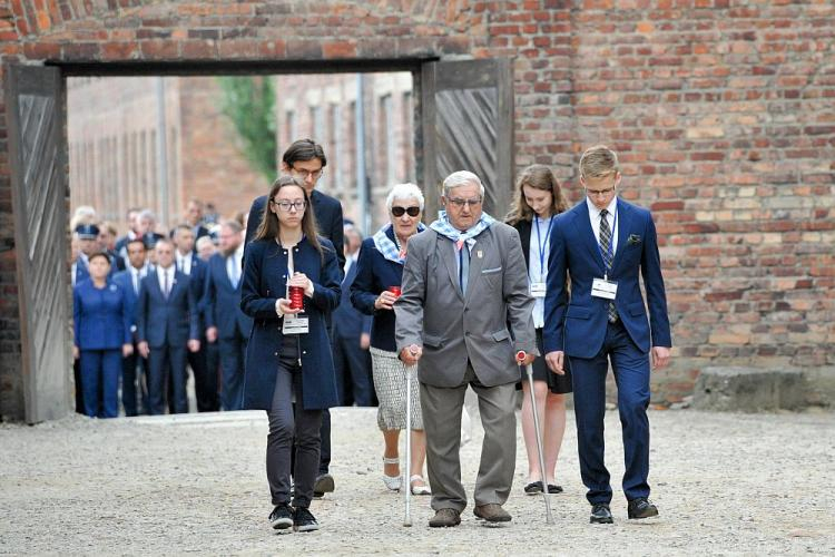 Obchody Narodowego Dnia Pamięci Ofiar Niemieckich Nazistowskich Obozów Koncentracyjnych i Obozów Zagłady w Państwowym Muzeum Auschwitz-Birkenau - byli więźniowie obozu podczas uroczystości zapalenia zniczy przed Ścianą Śmierci. Fot. PAP/M. Klag