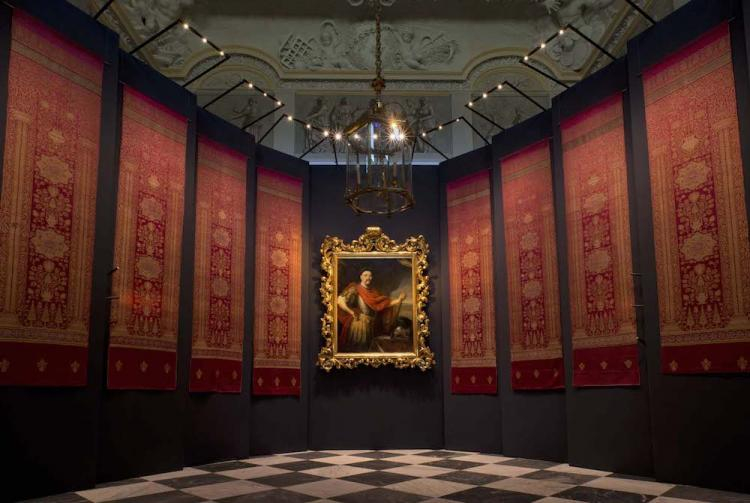 Wystawa tkanin tureckich i portretu Jana III w Wielkiej Sieni; w górze widczony fragment dekoracji pomieszczenia z czasow Jana III. Fot. W. Holnicki, źródło:  Muzeum Pałacu Króla Jana III w Wilanowie