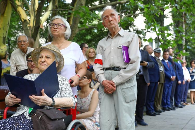 Warszawa, 28.07.2018. Lidia Wyleżyńska ps. Zola (L) podczas uroczystości w ramach obchodów 74. rocznicy wybuchu Powstania Warszawskiego przy Kamieniu „Żołnierzom Żywiciela”. Fot. PAP/R. Guz