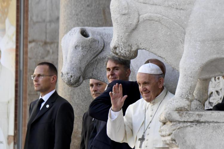 Papież Franciszek przybywa do bazyliki św. Mikołaja w Bari. Fot. PAP/EPA/C. Fusco