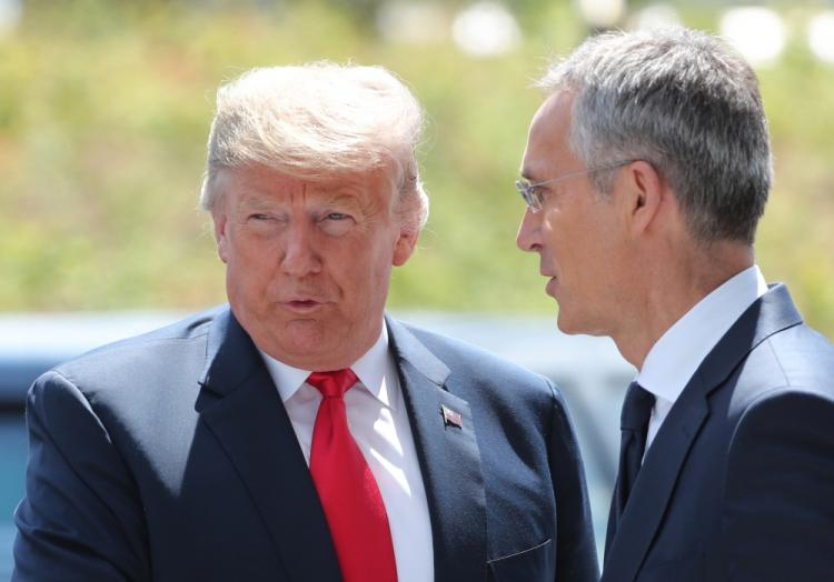 Donald Trump witany przez sekretarza generalnego NATO Jensa Stoltenberga na szczycie NATO w Brukseli, 11.07.2018. Fot. PAP/EPA/T. Zenkovich 