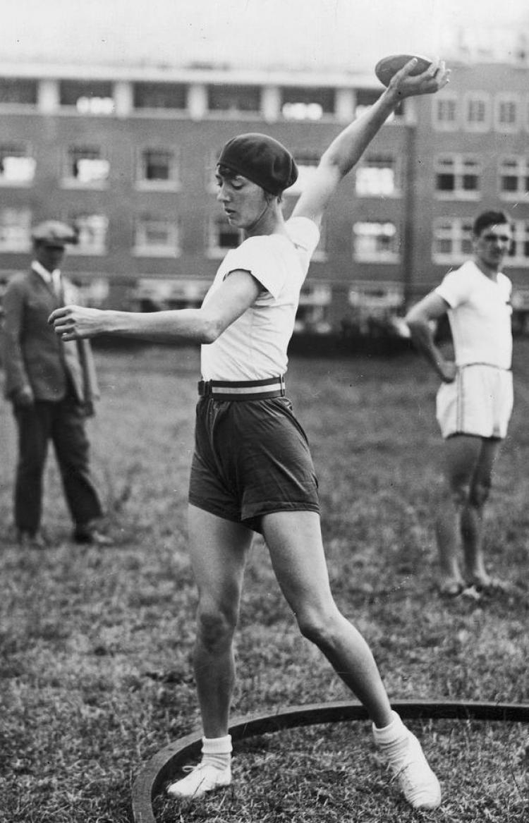 Halina Konopacka podczas rzutu dyskiem na igrzyskach olimpijskich w Amsterdamie w 1928. Źródło: NAC
