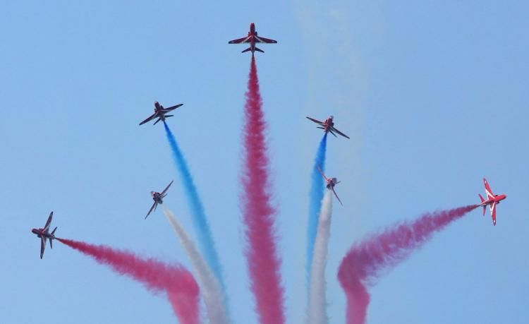 Manama, Bahrajn, 29.05.06. Myśliwce Hawk z najsłynniejszego na świecie zespołu akrobacyjnego „Red Arrows” („Czerwone Strzały”) reprezentującego brytyjskie Królewskie Siły Powietrzne podczas pokazu w Manamie, 28 bm. Fot. PAP/EPA/M. Mahdi