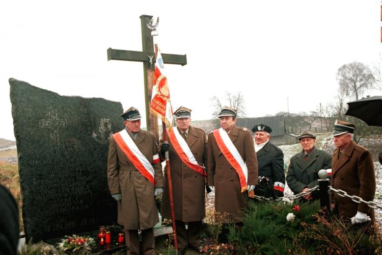 Krawczuny k/Wilna 11.11.1995. Żołnierze Armii Krajowej z kraju i Wileńszczyzny przy pomniku ustawionym przez Polaków upamiętniającym największą bitwę wileńskiej AK z Niemcami. Żołnierze ze sztandarem akcji „Ostra Brama”. Fot. PAP/Z. Lenkiewicz