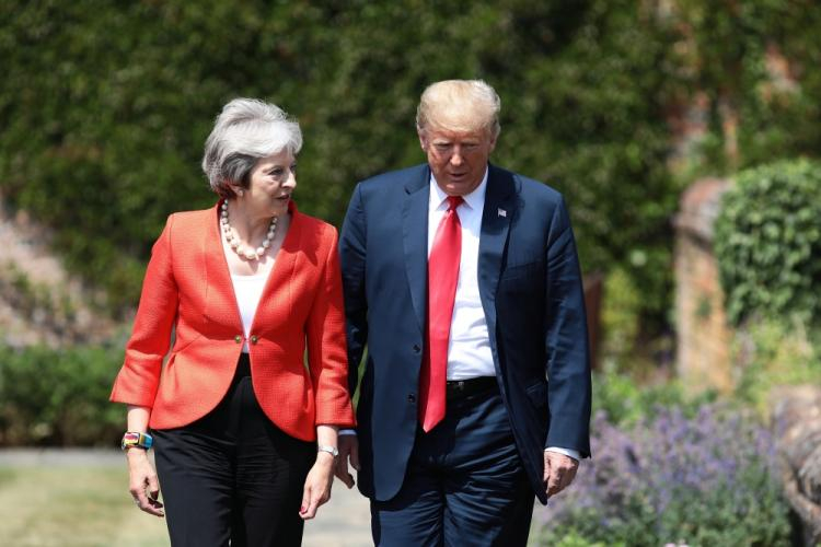 Premier Theresa May i prezydent Donald Trump podczas spaceru po bilateralnym spotkaniu w rezydencji Chequers Court w Aylesbury, Wlk. Brytania. 13 07 2018. Fot. PAP/EPA/J. Taylor