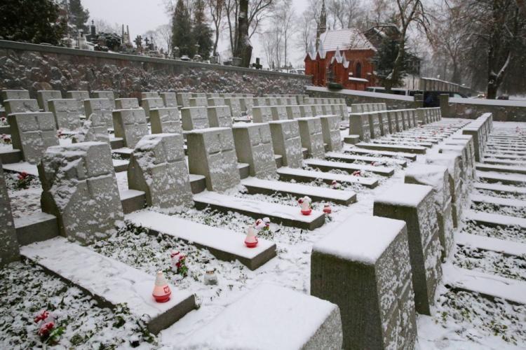 Wilno, Litwa. Cmentarz Na Rossie, polska nekropolia narodowa w Wilnie. Kwatera żołnierska, na której spoczywają polscy oficerowie i ochotnicy polegli w latach 1919–1920 w walkach o Wilno, a także żołnierze Armii Krajowej polegli podczas operacji „Ostra Brama” w 1944 r. Fot. PAP/T. Waszczuk