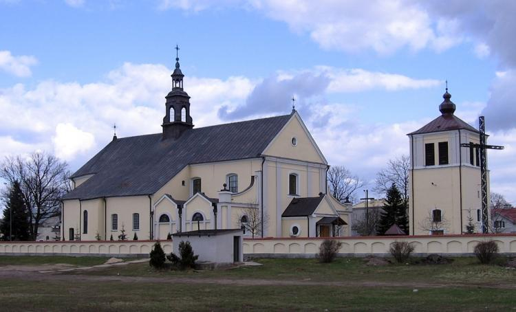 Kościół p.w. Nawiedzenia Najświętszej Maryi Panny w Ostrołęce. Źródło: Wikimedia Commons