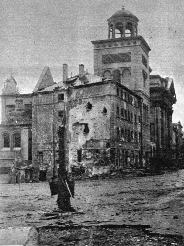 Warszawa, wrzesień 1944 r. Opustoszały plac Zamkowy przy rogu Krakowskiego Przedmieścia. Fot. PAP/CAF