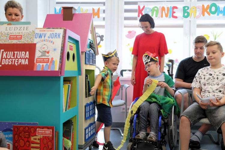 Wędrująca Szpitalna Biblioteka dotarła do Górnośląskiego Centrum Zdrowia Dziecka w Katowicach, 10 bm. Bajkowóz to mobilny wózek w kształcie kamienicy, pełen książek i szufladek wypełnionych „magicznymi” przedmiotami. Dzięki kółkom może się poruszać między szpitalnymi łóżkami. Fot. PAP/A. Grygiel