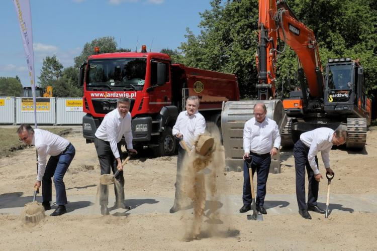 Wicepremier, minister kultury Piotr Gliński, wiceminister kultury Jarosław Sellin, dyrektor Muzeum Historii Polski Robert Kostro, prezes zarządu Budimex Dariusz Blocher i wojewoda mazowiecki Zdzisław Sipiera uczestniczą w oficjalnym rozpoczęciu budowy Muzeum Historii Polski na Cytadeli Warszawskiej. Warszawa, 06.07.2018. Fot. PAP/P. Supernak