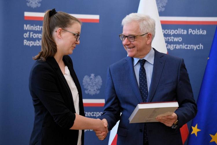 Minister spraw zagranicznych Jacek Czaputowicz (P) wręcza nagrodę Annie Grabarczyk (L) podczas uroczystości wręczenia nagród laureatom 29. edycji konkursu ministra spraw zagranicznych na najlepszą pracę magisterską w zakresie współczesnych stosunków międzynarodowych, 10 bm. Fot. PAP/J. Turczyk