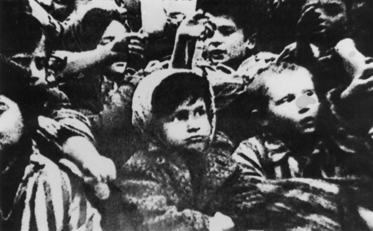 Dzieci w Auschwitz. Fot. PAP/CAF