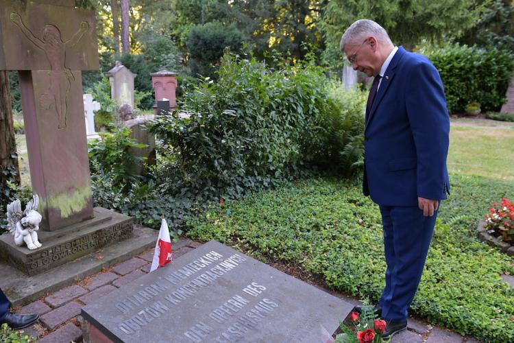 Marszałek Senatu RP Stanisław Karczewski składa wieniec przed pomnikiem ofiar niemieckiego obozu koncentracyjnego KZ Katzbach, 8 bm. na cmentarzu głównym we Frankfurcie nad Menem. Fot. PAP/M. Obara