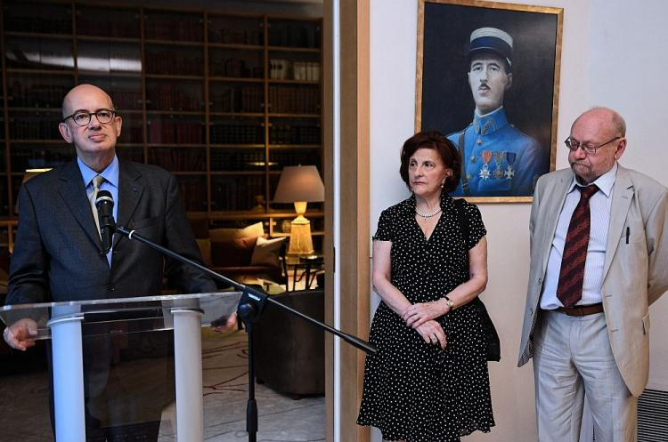 Ambasador Francji w Polsce Pierre Levy (L) odznacza Orderem Sztuk i Literatury socjologa Marcina Frybesa (P) i arabistkę Annę Parzymies (2P) w rezydencji francuskiego ambasadora w Warszawie. Fot. PAP/R. Pietruszka