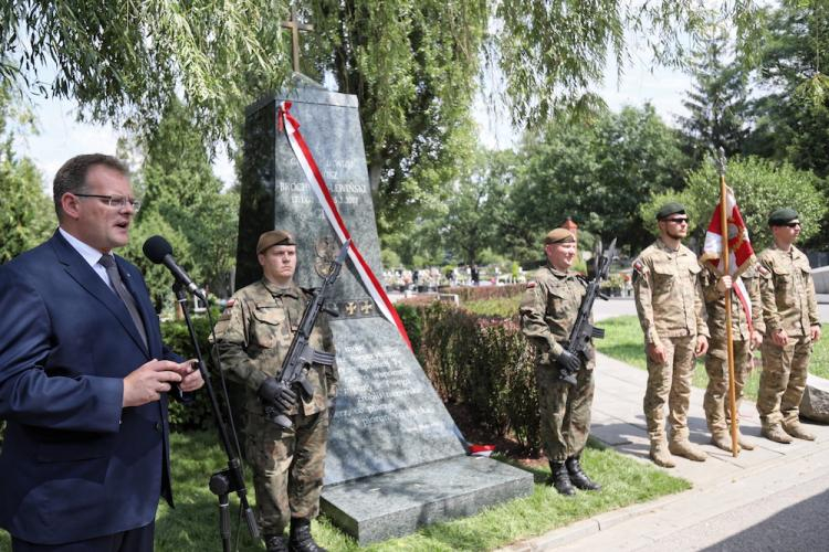 Szef Urzędu ds. Kombatantów i Osób Represjonowanych Jan Józef Kasprzyk podczas uroczystości poświęcenia pomnika nagrobnego gen. dyw. Janusza Brochwicz-Lewińskiego ps. "Gryf" na Wojskowym Cmentarzu na Powązkach. Fot. PAP/L. Szymański