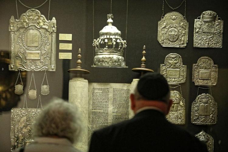 Odnowiona część Galerii Rzemiosła Artystycznego Muzeum Narodowego w Krakowie poświęcona judaikom. Fot. PAP/S. Rozpędzik