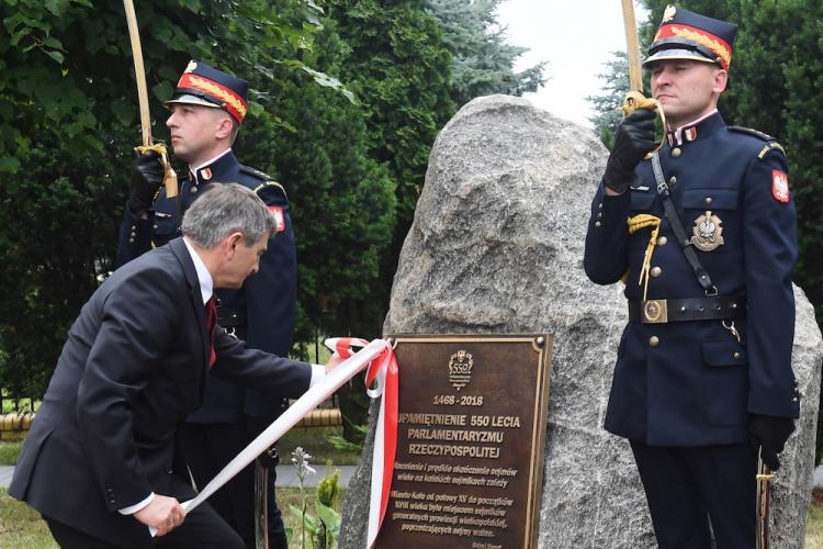 Marszałek Sejmu Marek Kuchciński (C-L) podczas odsłonięcia tablicy upamiętniającej 550-lecie Parlamentaryzmu Rzeczypospolitej, 8 bm. w Kole. Fot. PAP/G. Michałowski