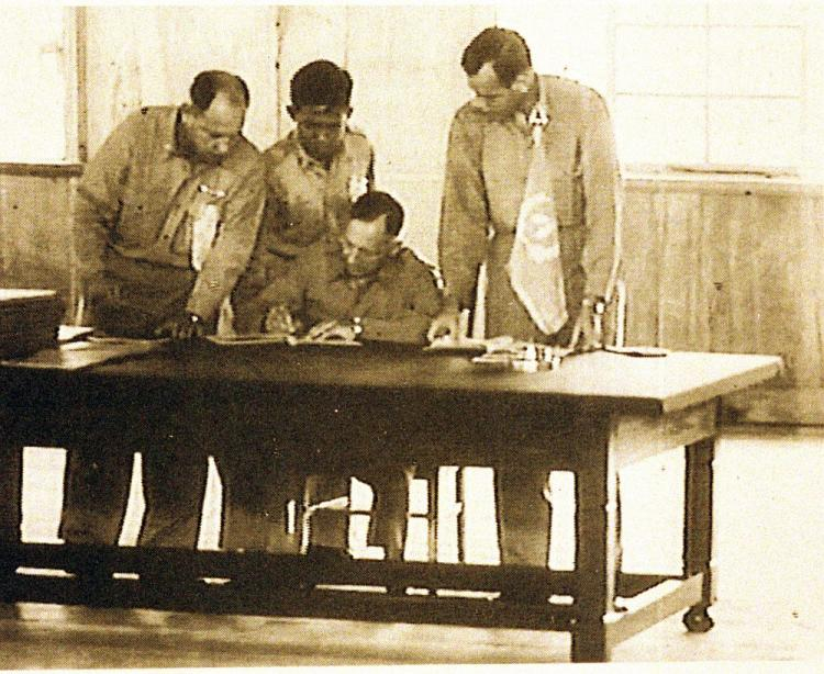 Gen. William Harrison (C) podpisuje rozejm w Panmundżonie, który zakończył działania zbrojne w Korei. 27.07.1953. Fot. PAP/EPA