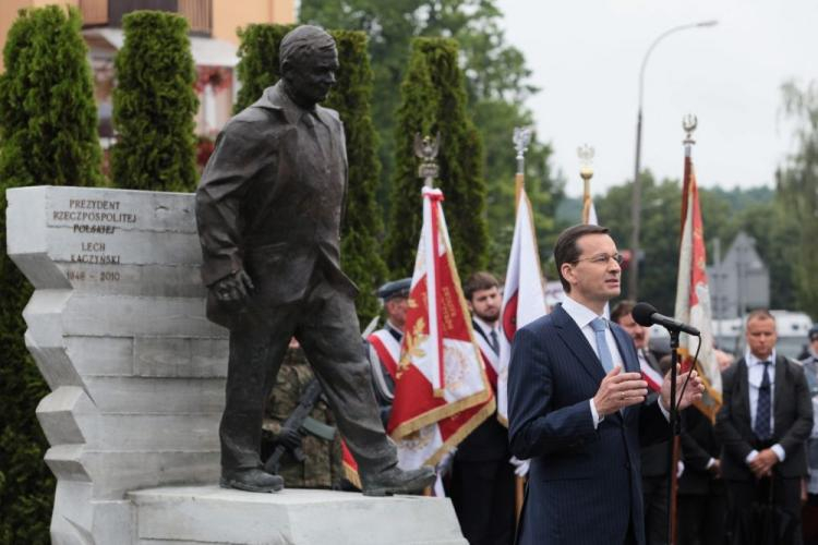 Premier Mateusz Morawiecki przemawia podczas uroczystości odsłonięcia pomnika śp. prezydenta RP prof. Lecha Kaczyńskiego i ofiar katastrofy smoleńskiej w Kraśniku. Fot. PAP/W. Jargiło