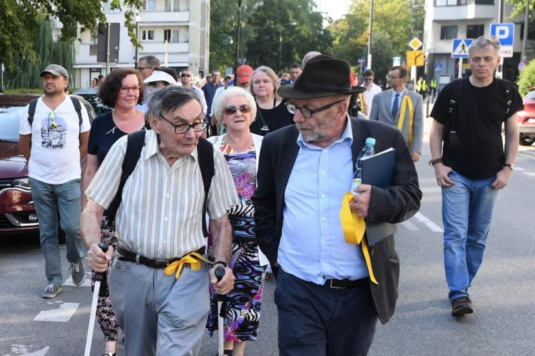 Historyk i dziennikarz żydowskiego pochodzenia Marian Turski oraz dyrektor Żydowskiego Instytutu Historycznego Paweł Śpiewak podczas Marszu Pamięci 22 lipca, upamiętniającego ofiary likwidacji warszawskiego getta. Fot. PAP/R. Pietruszka