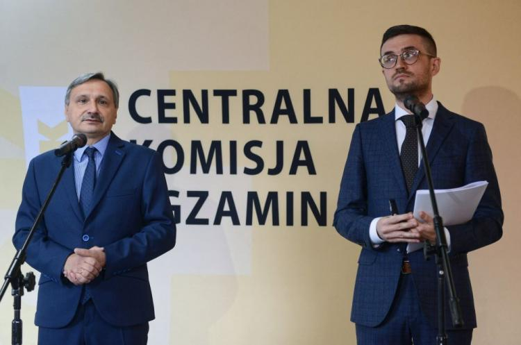  Wiceminister edukacji Maciej Kopeć i dyrektor Centralnej Komisji Egzaminacyjnej Marcin Smolik podczas konferencji prasowej "Wyniki egzaminu maturalnego przeprowadzonego w maju 2018 r.". Fot. PAP/J. Kamiński 