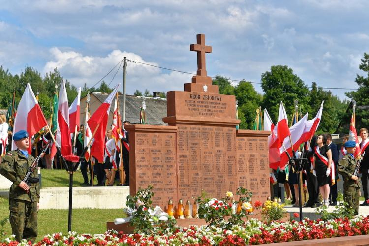 Uroczyste obchody Dnia Walki i Męczeństwa Wsi Polskiej oraz 75. rocznicy pacyfikacji Michniowa odbyły się, 12 bm. w Mauzoleum Martyrologii Wsi Polskich w Michniowie. Fot. PAP/P. Polak