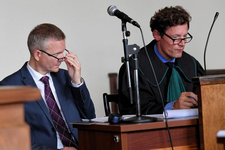 Były wicedyrektor MIIWŚ Janusz Marszalec (L) i mecenas Maciej Ślusarek (P) podczas procesu przed gdańskim sądem okręgowym. 18.07.2018. Fot. PAP/A. Warżawa