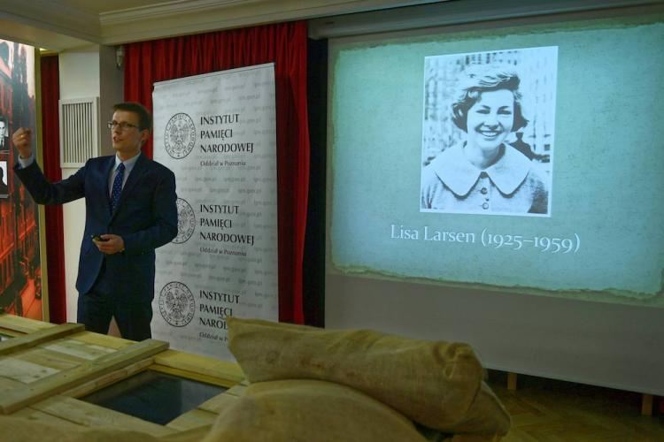 Dr Piotr Grzelczak z Oddziałowego Biura Badań Historycznych IPN w Poznaniu podczas spotkania - Czerwiec 1956. Prezentacja nieznanych dotąd w Polsce zdjęć, wykonanych w Poznaniu przez Lisę Larsen, amerykańską fotoreporterkę czasopisma "Life" w pierwszą rocznicę „Czarnego Czwartku” 28.06.1956 r., w Muzeum Powstania Poznańskiego. Fot. PAP/J. Kaczmarczyk