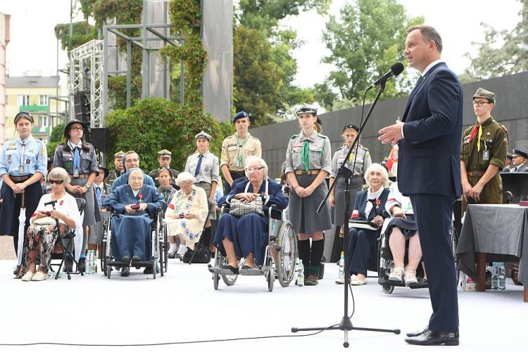 Prezydent Andrzej Duda (P) przemawia podczas spotkania z bohaterami powstania w Muzeum Powstania Warszawskiego. Warszawa, 29.07.2018. Fot. PAP/R. Pietruszka