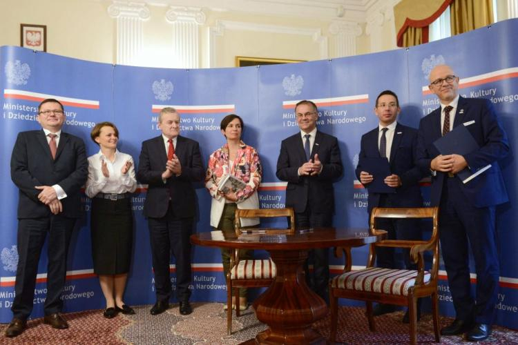 Wicepremier, minister kultury Piotr Gliński, wiceminister kultury Jarosław Sellin, minister przedsiębiorczości i technologii Jadwiga Emilewicz, prezes Urzędu Dozoru Technicznego Andrzej Ziółkowski oraz dyrektor NMT Piotr Mady podczas podpisania listu intencyjnego pomiędzy Narodowym Muzeum Techniki w Warszawie a Urzędem Dozoru Technicznego. Fot. PAP/J. Kamiński