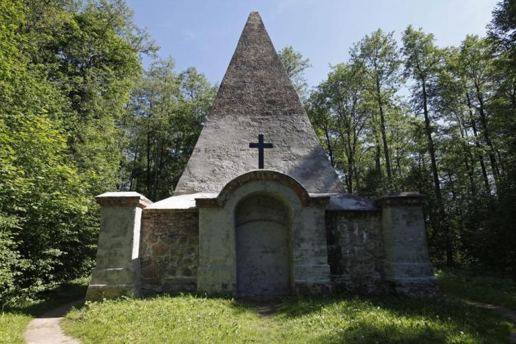 "Mazurska piramida" - grobowiec rodzinny pruskiego rodu baronów von Fahrenheid, zaprojektowany przez duńskiego rzeźbiarza Bertela Thorvaldsena- zbudowany w 1811 w mazurskiej wsi Rapa. Fot. PAP/A. Reszko
