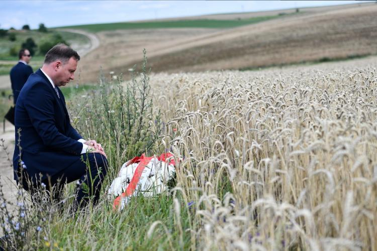 Prezydent Andrzej Duda (L) oddaje hołd ofiarom ludobójstwa na terenach nieistniejących już dzisiaj polskich wsi na Wołyniu na Ukrainie. Fot. PAP/J. Turczyk