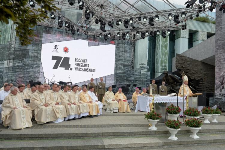 Uroczysta polowa msza św. pod przewodnictwem biskupa polowego Wojska Polskiego Józefa Guzdka (P), odprawiona przed pomnikiem Powstania Warszawskiego na pl. Krasińskich w Warszawie w przeddzień 74. rocznicy wybuchu Powstania Warszawskiego. Fot. PAP/M. Obara