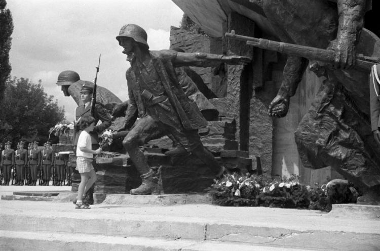 Uroczystość odsłonięcia Pomnika Powstania Warszawskiego na placu Krasińskich w 45. rocznicę wybuchu Powstania Warszawskiego.  Warszawa 01.08.1989. Fot. PAP/PAI/C. Słomiński