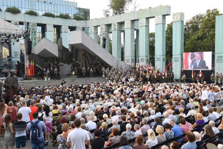 Wystąpienie prezydenta Andrzeja Dudy (C w głębi) podczas uroczystości przed Pomnikiem Powstania Warszawskiego na pl. Krasińskich w przeddzień 74. rocznicy wybuchu Powstania Warszawskiego. Fot. PAP/R. Pietruszka