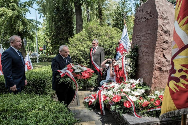 Przewodniczący Zarządu Regionu Środkowowschodniego NSZZ "Solidarność" Marian Król (L) podczas uroczystych obchodów 38. rocznicy "Lubelskiego Lipca 1980", 8 bm. na terenie zakładów PZL Świdnik. Fot. PAP/T. Koryszko