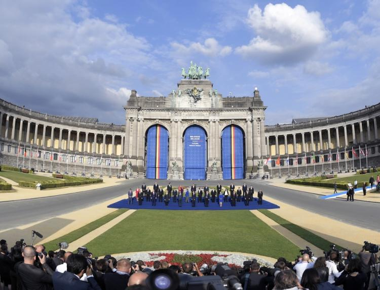 Głowy państw i rządów członków NATO przed łukiem triumfalnym w parku Cinquantenaire w Brukseli podczas szczytu NATO, 11. 07. 2018. Fot. PAP/EPA/Ch. Bruna